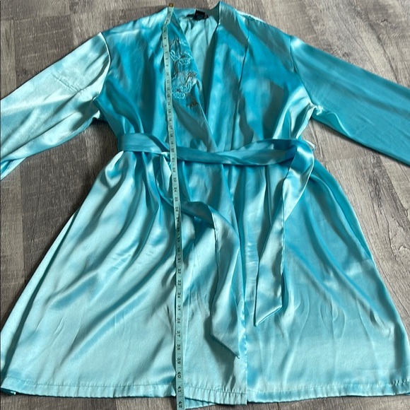 Vintage Halston Silky Blue Robe with Embroidered Detail - Picture 5 of 8
